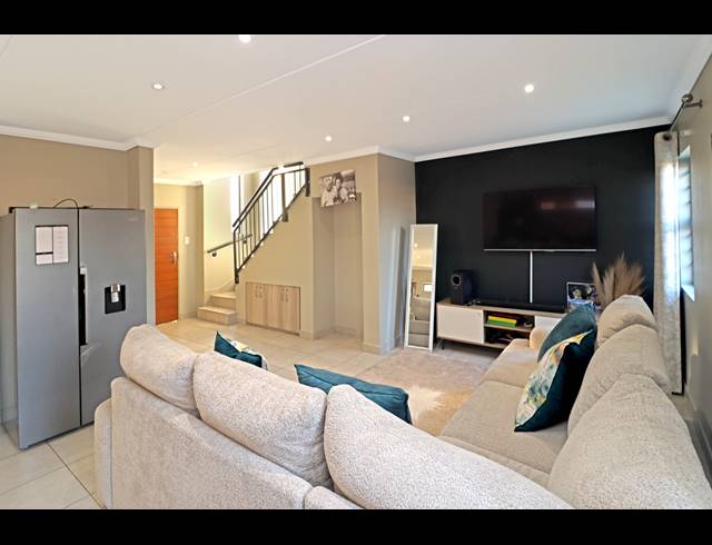 4 BEDROOM HOUSE FOR SALE IN COSMO CITY